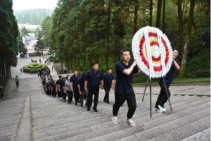 賡續(xù)井岡山精神，向革命烈士敬獻(xiàn)花圈